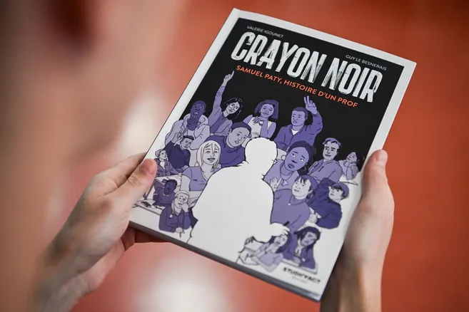 Crayon noir, roman graphique sur Samuel Paty, de Valérie Igounet et Guy le Besnerais. © Corentin Garault